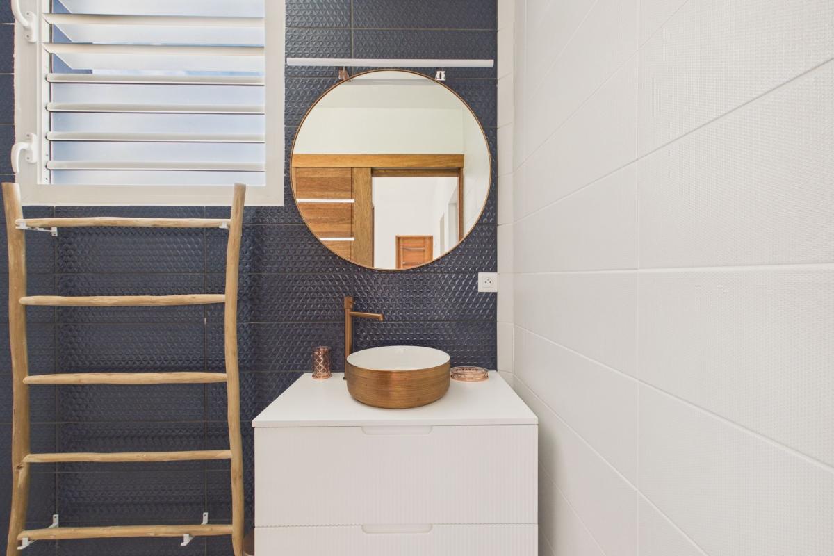 Location villa tout à pied 8 personnes Martinique  - salle de douche 2ème étage